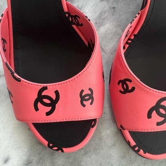 Chanel Pink and Black Printed Lambskin Sandals 22S Size 38 - Picture 13 of 13